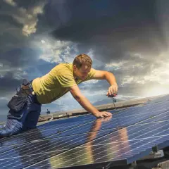 Instalatorzy montują panele fotowoltaiczne na dachu. To kluczowy etap w procesie fotowoltaika krok po kroku, zapewniający przyszłą energię ze słońca.