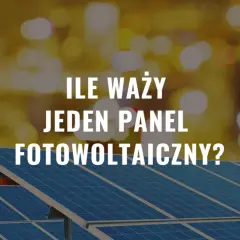 Ile waży jeden panel fotowoltaiczny? Na tle rozmytego miasta widać panele słoneczne.