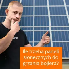 Mężczyzna z panelami fotowoltaicznymi na dachu zastanawia się, jaki bojler do fotowoltaiki będzie najlepszy. Pokazuje kciuk w górę.
