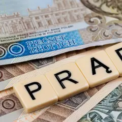 Litery "PRĄD" ułożone na banknotach 500 zł i 200 zł symbolizują zamrożenie cen prądu.