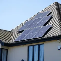 Panele fotowoltaiczne na dachu domu, idealne do poznania zasad rozliczania fotowoltaiki i oszczędzania energii.