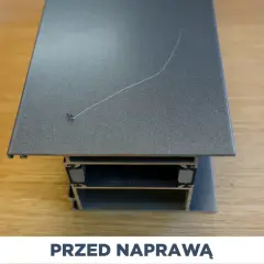 Zarysowana, szara rama okienna z widocznym uszkodzeniem. Zastanawiasz się, czym myć ramy okienne, by uniknąć takich śladów?