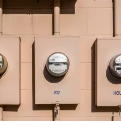 Trzy liczniki energii elektrycznej na ścianie. Jeden z nich, oznaczony "HOUSE", może służyć jako dodatkowy licznik do fotowoltaiki.