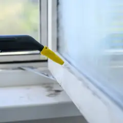 Czyszczenie ram okiennych parownicą, która skutecznie usuwa brud, jakby używano sody.
