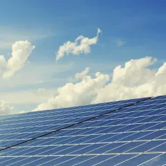 Łączenie paneli fotowoltaicznych pod błękitnym niebem z chmurami. Dioda w panelu to klucz do efektywnego przetwarzania energii słonecznej.