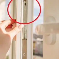 Dłoń reguluje okno, przygotowując je do trybu zimowego okna bez regulacji docisku.