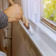 Czyszczenie parapetu okna plastikowego. Dowiedz się, jaki smar do okien plastikowych będzie najlepszy do konserwacji.