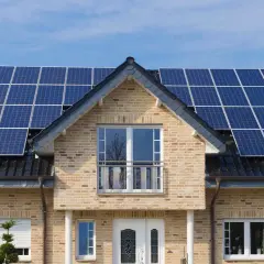 Dom z panelami fotowoltaicznymi na dachu. Sprawdź aktualne fotowoltaika ceny i zainwestuj w zieloną energię.
