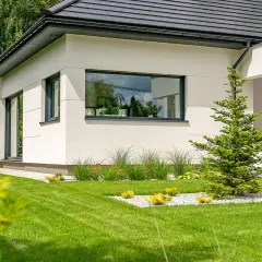 Nowoczesny dom z dużymi, panoramicznymi oknami, które wpuszczają mnóstwo światła. Jakie okna, takie jasne wnętrze!