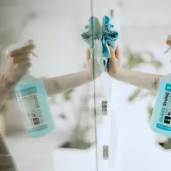 Płynem z alkoholem umyjesz tłuste okna. Wygodny spray i ściereczka pomogą uzyskać idealną czystość.