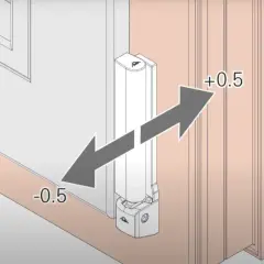 Ilustracja pokazuje regulację okien na zawiasach. Strzałki wskazują ruch w zakresie -0.5 do +0.5, co pozwala na precyzyjne dopasowanie.