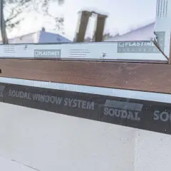 Zabezpieczenie taśm do ciepłego montażu okien Soudal Window System zapewnia szczelność i izolację.