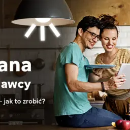 Para przegląda tablet w kuchni, szukając informacji o zmianie sprzedawców prądu.
