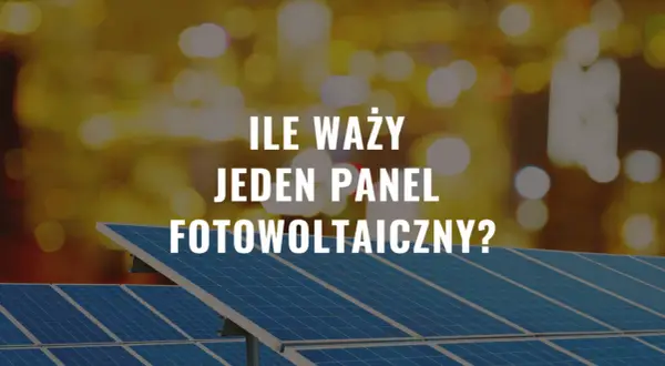 Ile waży jeden panel fotowoltaiczny? Na tle rozmytego miasta widać panele słoneczne.