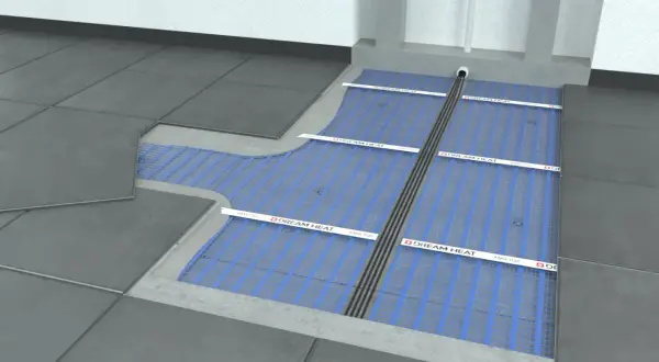 Instalacja folii na podczerwień pod płytkami. To nowoczesne rozwiązanie, które zapewnia komfort cieplny, w przeciwieństwie do tradycyjnej maty grzewczej.