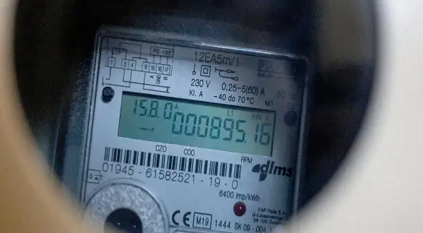 Cyfrowy licznik energii elektrycznej pokazuje 895,16 kWh. Wskazanie licznika wt jest widoczne na ekranie.