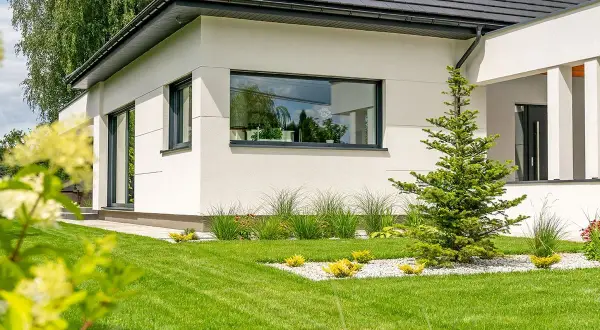 Nowoczesny dom z dużymi, panoramicznymi oknami, które wpuszczają mnóstwo światła. Jakie okna, takie jasne wnętrze!
