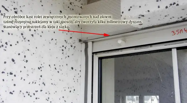 Obróbka rolet zewnętrznych styropianem. Taśma rozprężna tworzy dystans dla kleju z siatką przy kasecie rolety nad oknem.