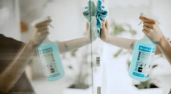Płynem z alkoholem umyjesz tłuste okna. Wygodny spray i ściereczka pomogą uzyskać idealną czystość.