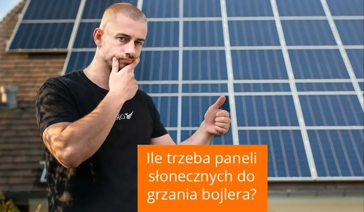 Mężczyzna z panelami fotowoltaicznymi na dachu zastanawia się, jaki bojler do fotowoltaiki będzie najlepszy. Pokazuje kciuk w górę.