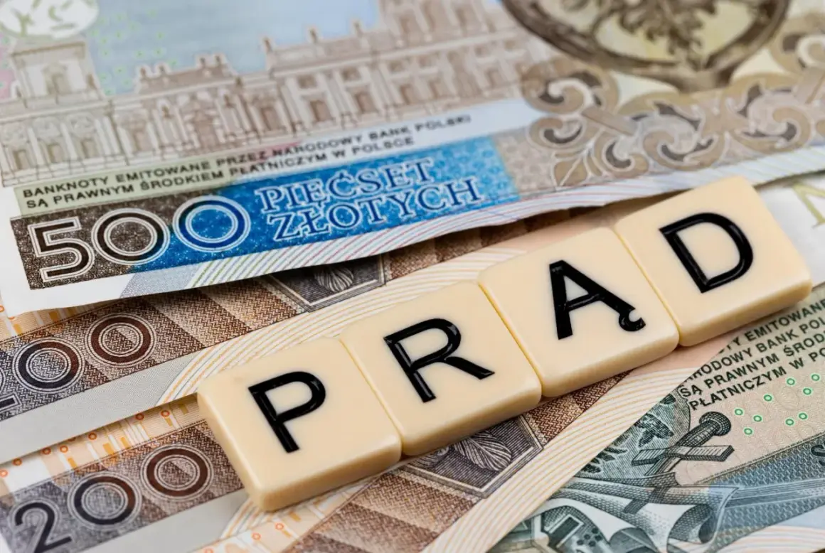 Litery "PRĄD" ułożone na banknotach 500 zł i 200 zł symbolizują zamrożenie cen prądu.
