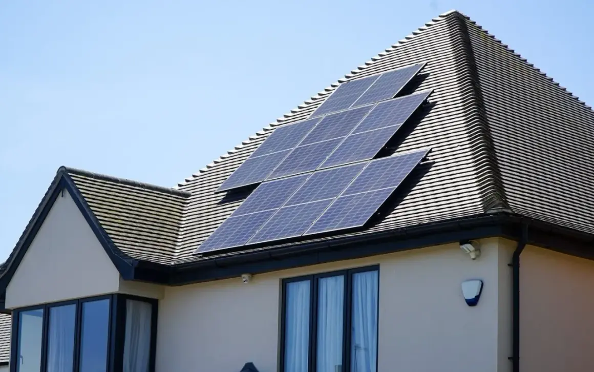 Panele fotowoltaiczne na dachu domu, idealne do poznania zasad rozliczania fotowoltaiki i oszczędzania energii.