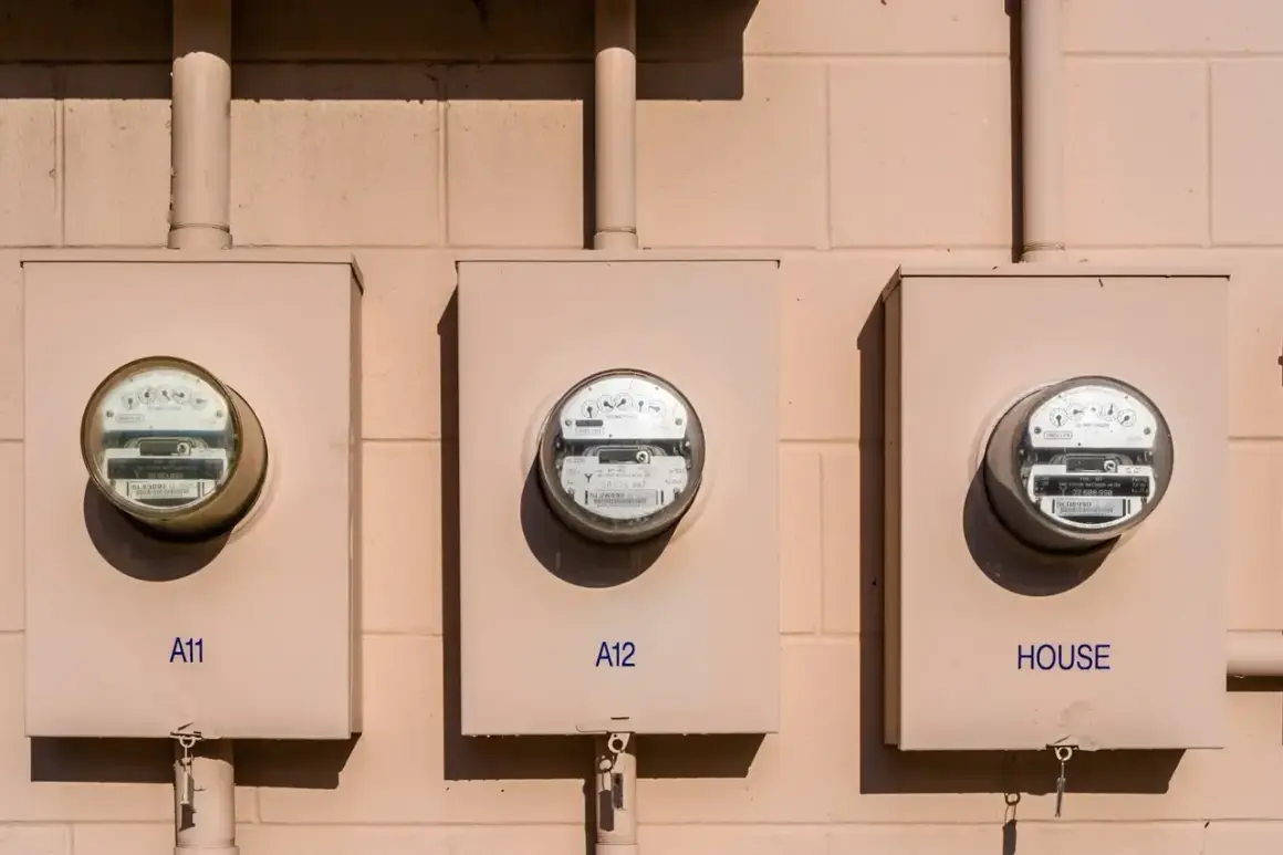 Trzy liczniki energii elektrycznej na ścianie. Jeden z nich, oznaczony "HOUSE", może służyć jako dodatkowy licznik do fotowoltaiki.