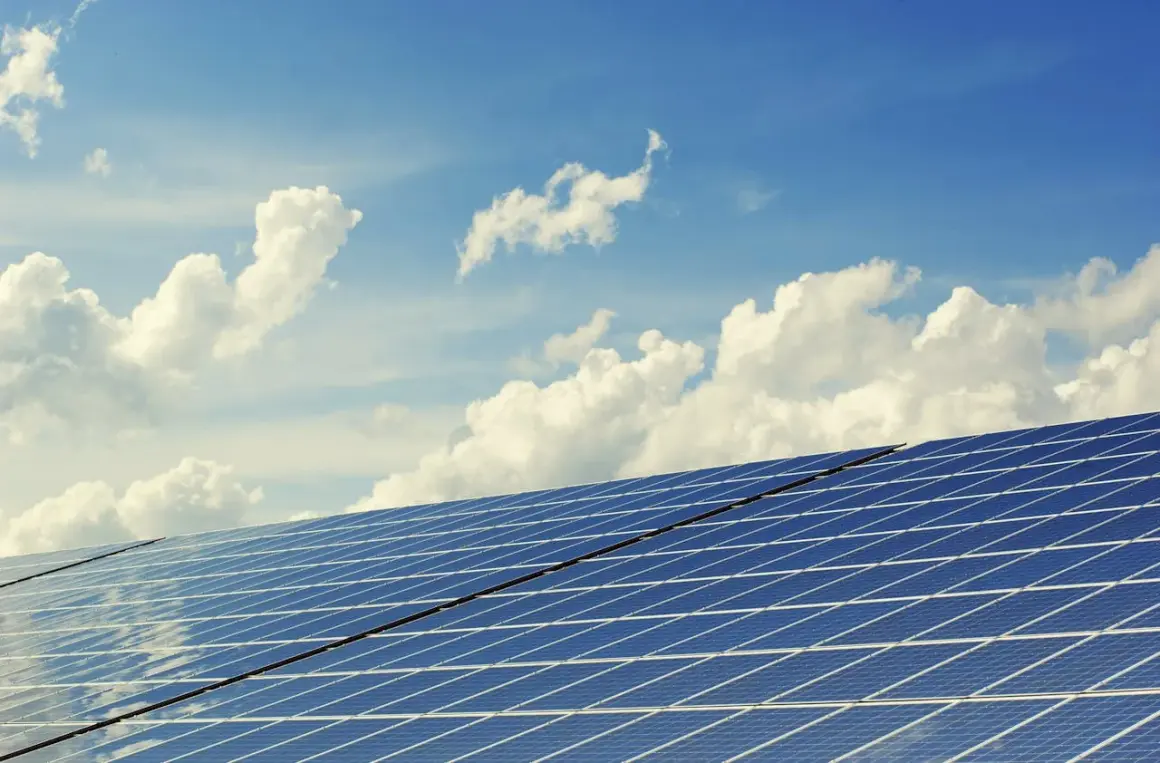 Łączenie paneli fotowoltaicznych pod błękitnym niebem z chmurami. Dioda w panelu to klucz do efektywnego przetwarzania energii słonecznej.