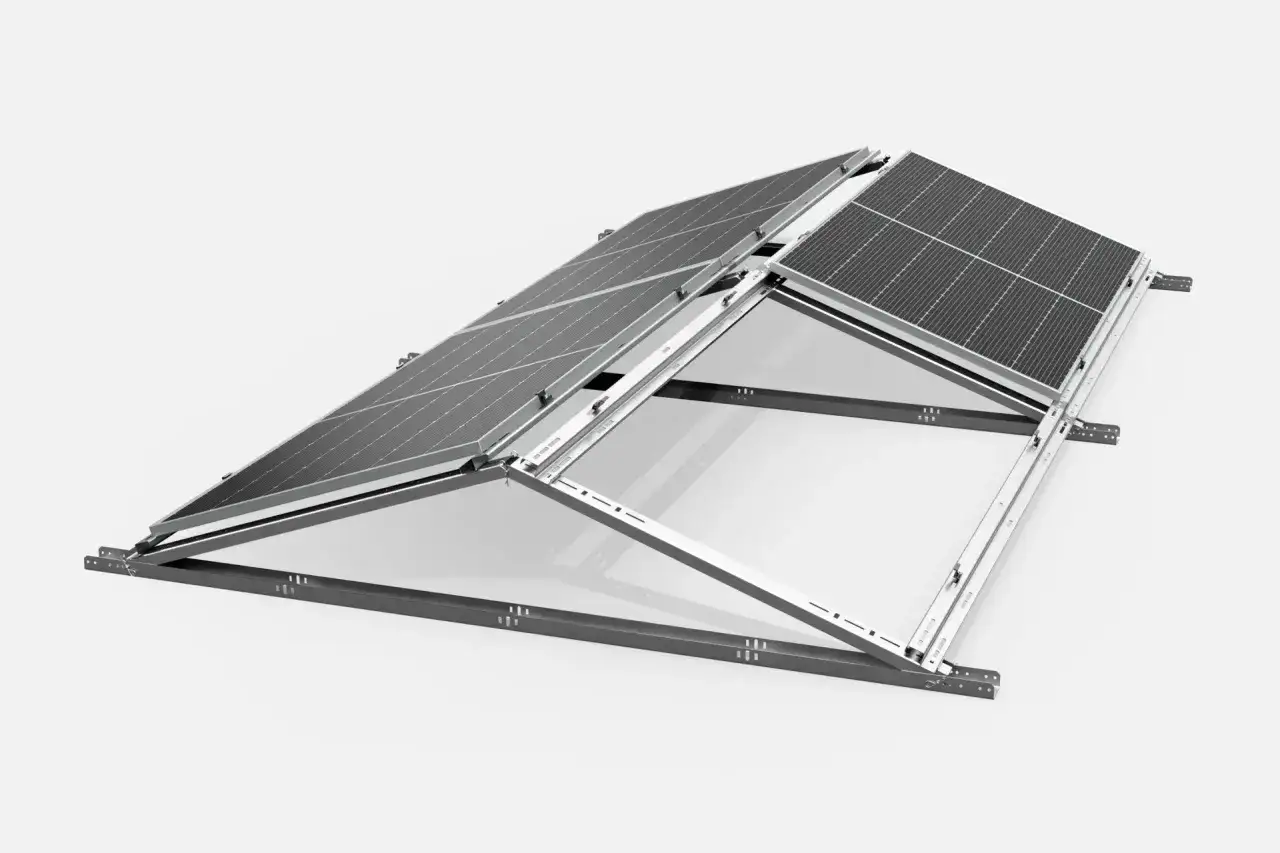 System fotowoltaika wschód zachód z panelami na konstrukcji.