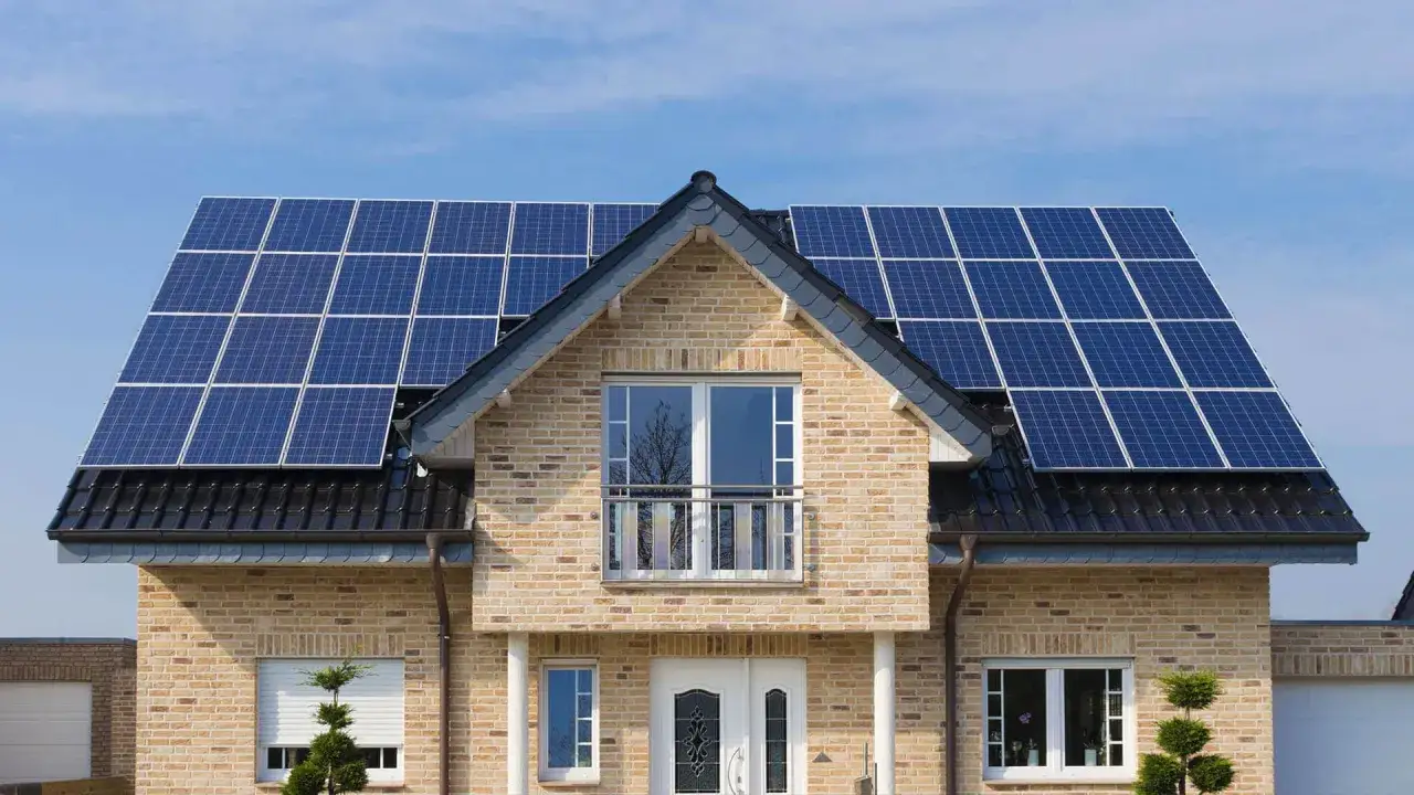 Dom z panelami fotowoltaicznymi na dachu. Sprawdź aktualne fotowoltaika ceny i zainwestuj w zieloną energię.