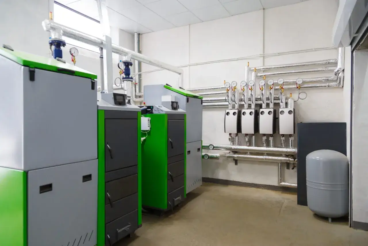 Kotłownia gazowa powyżej 60 kW wymaga odpowiedniego sprzętu, jak te kotły i systemy rur z manometrami.
