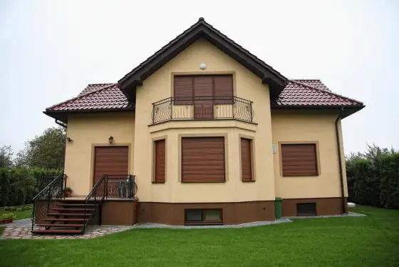 Rolety zewnętrzne przy silnym wietrze - kiedy są bezpieczne?